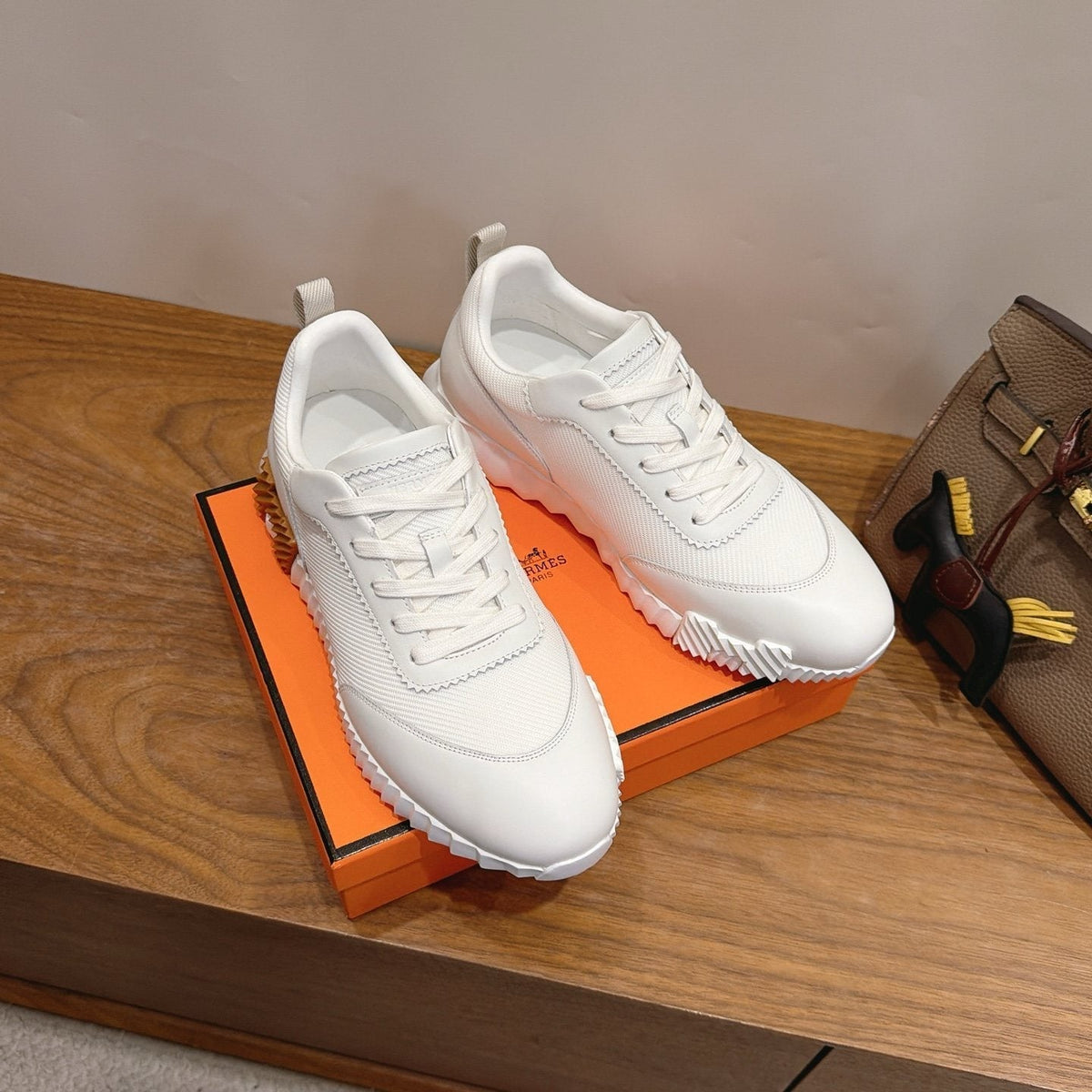 Hermès White Textured Low-Top Sneakers